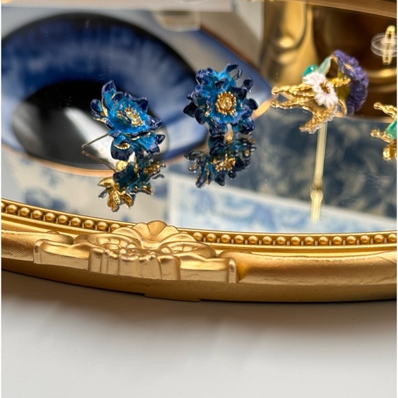 🆕 LES NEREIDES 🧿 NIB Blue Flower and White Daisy Earring - Picture 10 of 16